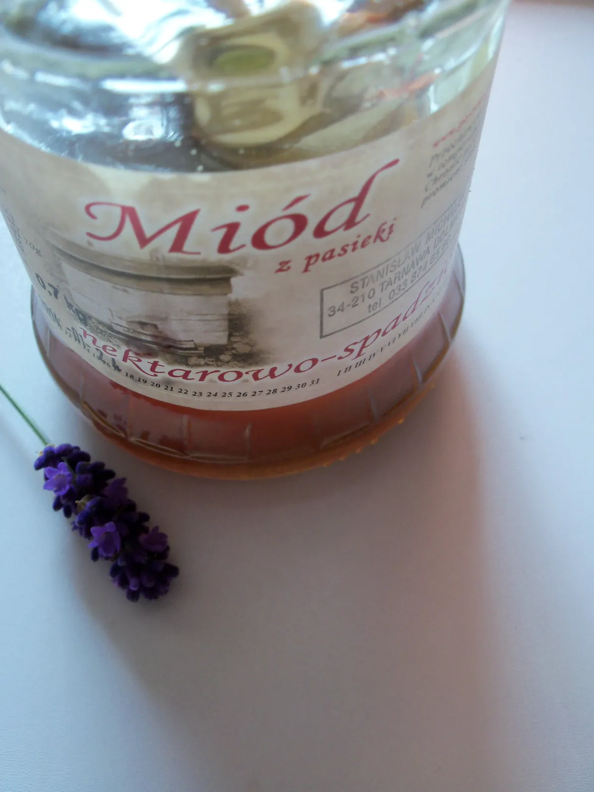 Słoik miodu z etykietą Pasieki Michałek